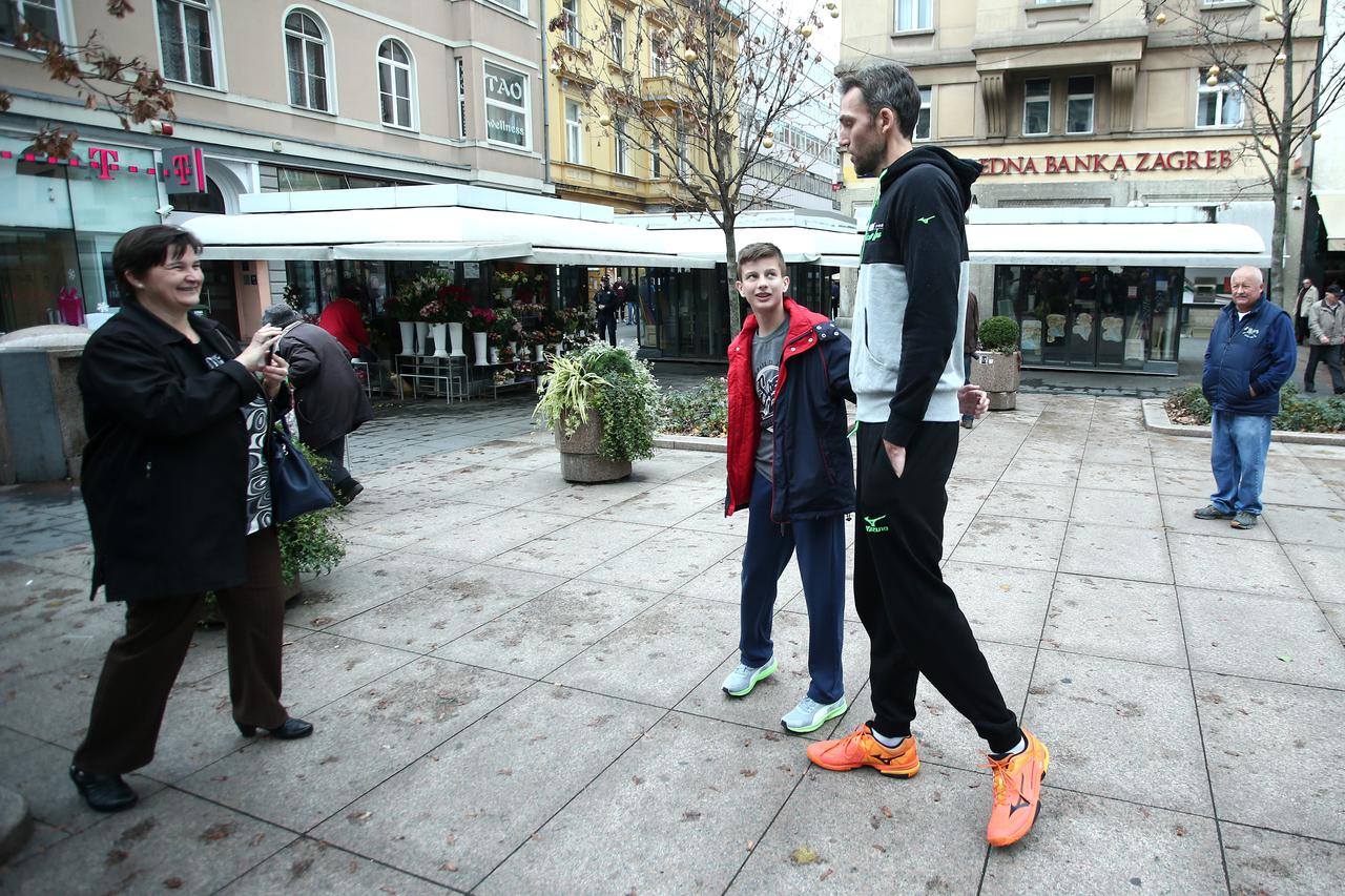Zagreb: Hrvatska teniska Davis Cup reprezentacija prošetala Cvjetnim trgom