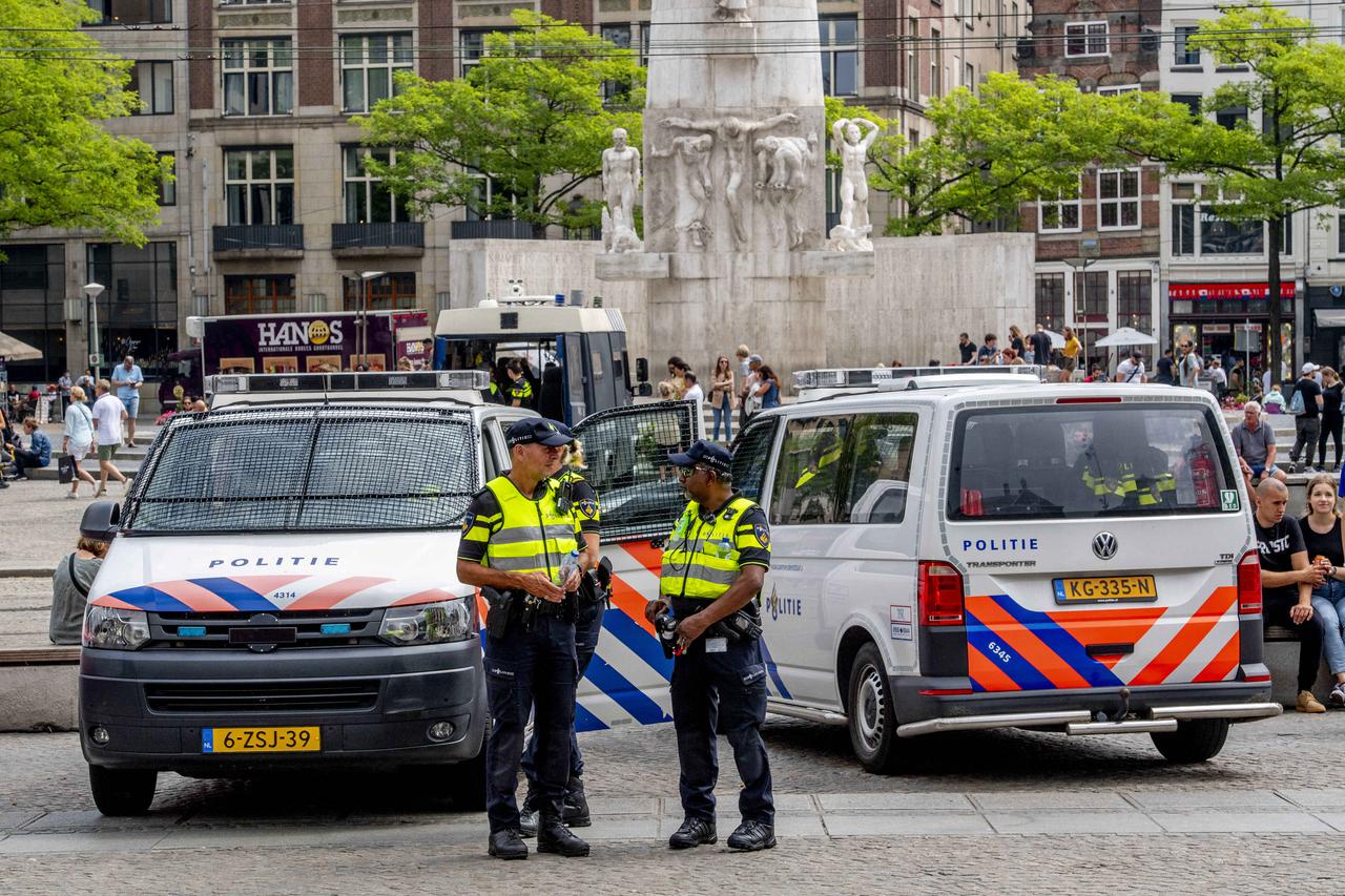 Police takes the precaution for a 'demonstration rave' - Amsterdam