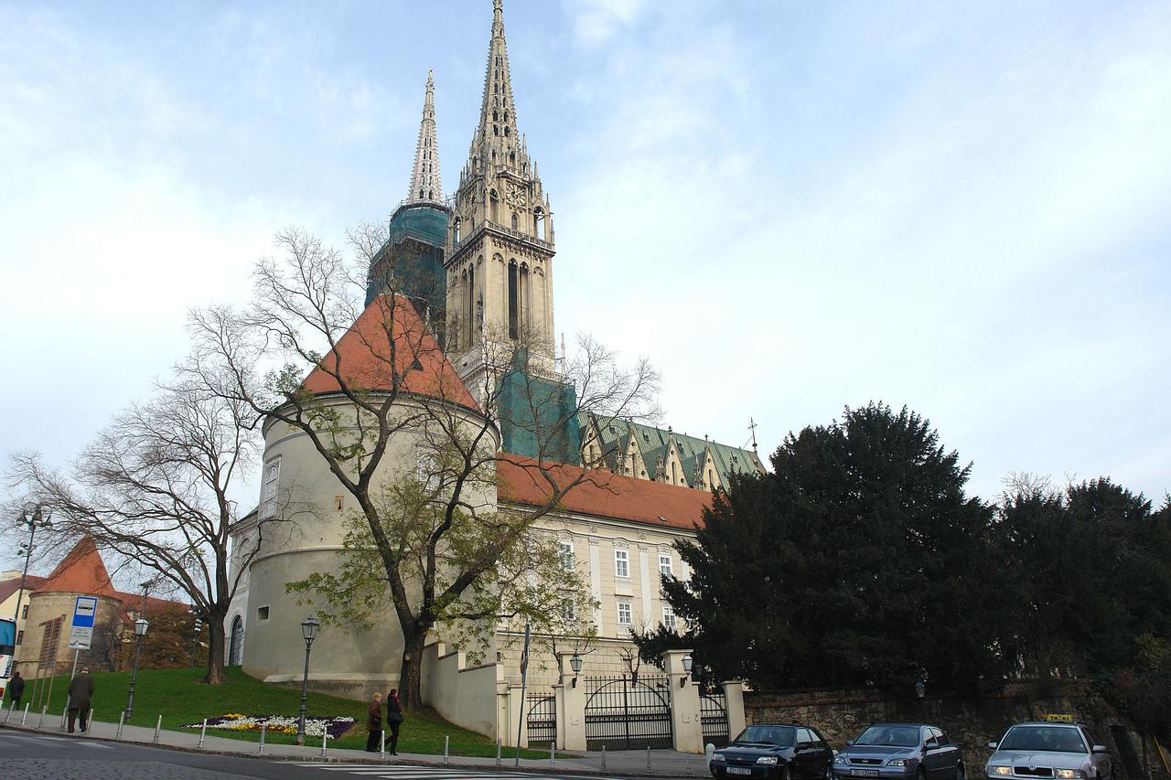 Kaptol, Nadbiskupski dvor