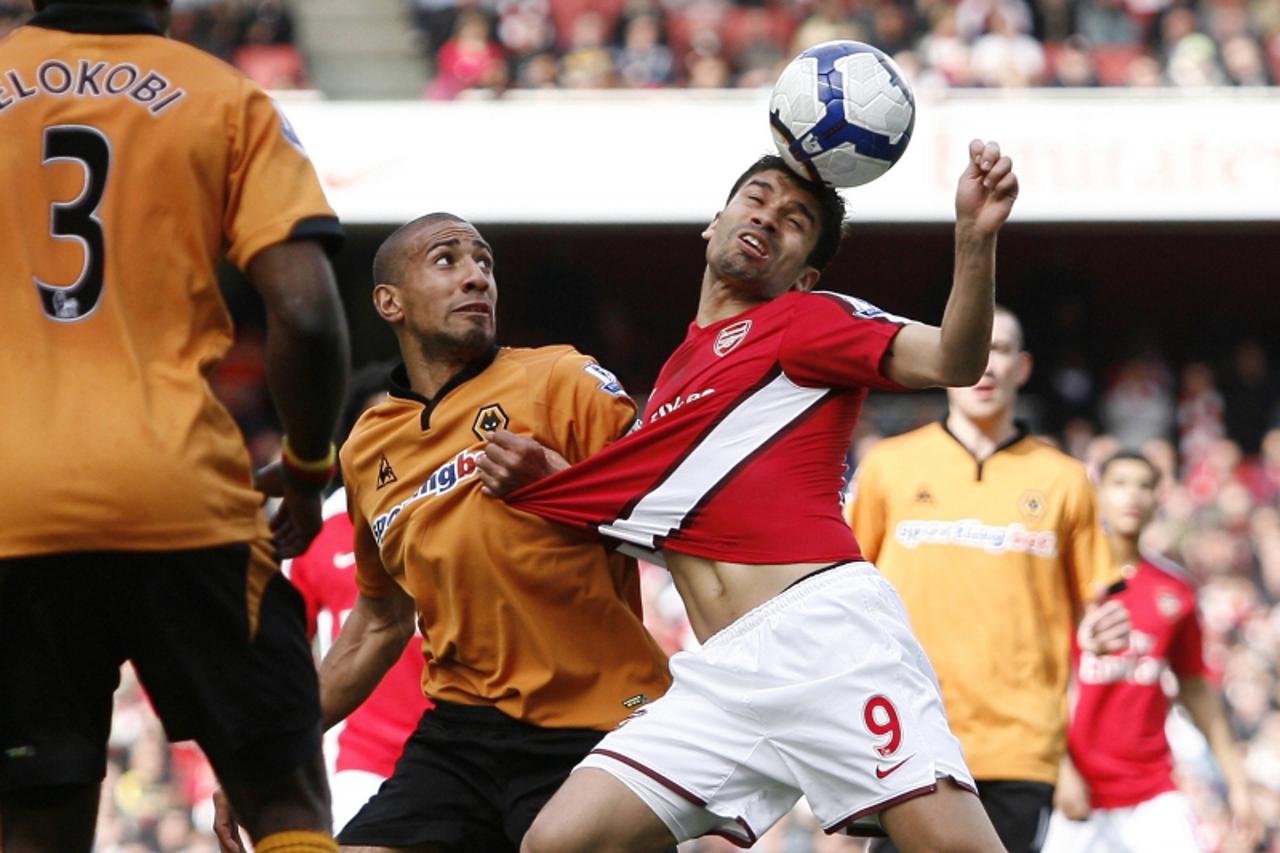 'Wolverhampton Wanderers\' English midfielder Karl Henry (L) vies with Arsenal\'s Brazilian-Croatian striker Eduardo during the English Premier League football match between Arsenal and Wolverhampton 