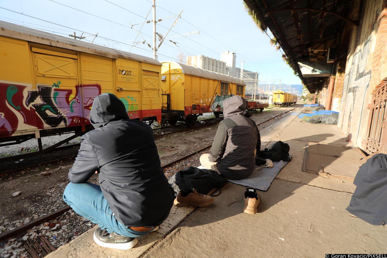 Željeznički kolodvor u Rijeci i dalje pun migranata