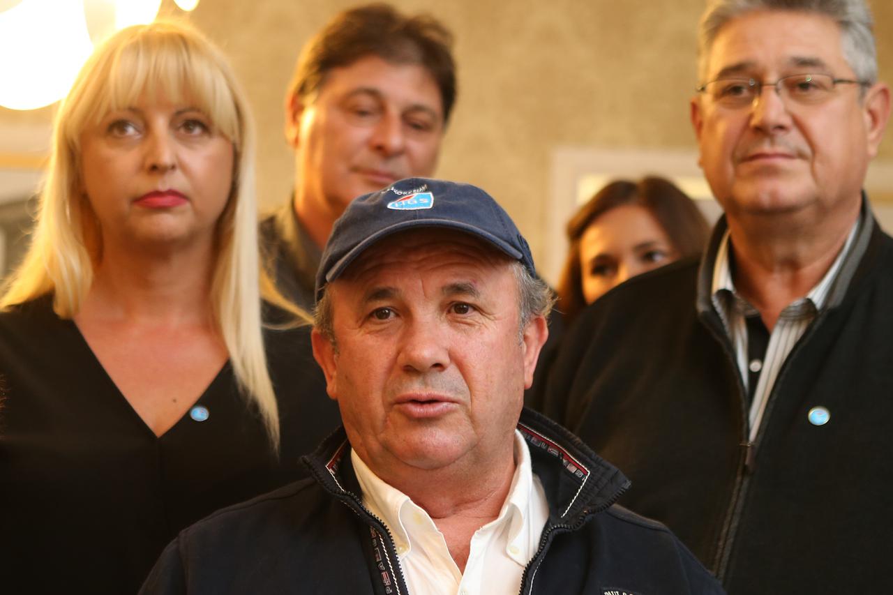 08.11.2015., Split - Vodeci covjek Hrvatske gradjanske stranke Zeljko Kerum nakon odgledanih prvih izlaznih anketa o rezultatima parlamentarnih izbora dao izjavu za medije u hotelu Korner.  Photo: Ivo Cagalj/PIXSELL