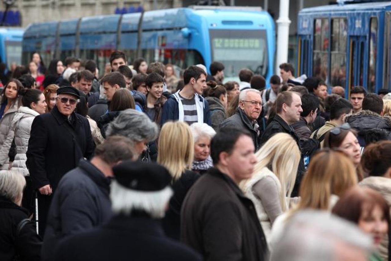 '20.03.2013., Zagreb - Na Jelacicevom trgu su u tijeku radovi na sanaciji tramvajske pruge. Iako su iz ZET-a tvrdili da nece biti problema u odvijanju prometa, danasnje velike guzve na stajalistu i ko