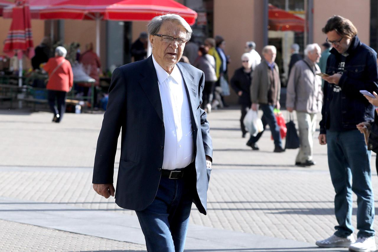 Zagreb: Ćiro Blažević dobro raspoložen prošetao glavnim gradskim Trgom