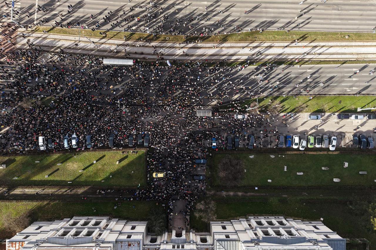 Sarajevo: Pogled iz zraka na okupljene u prosvjedu nakon stravične tramvajske nesreće