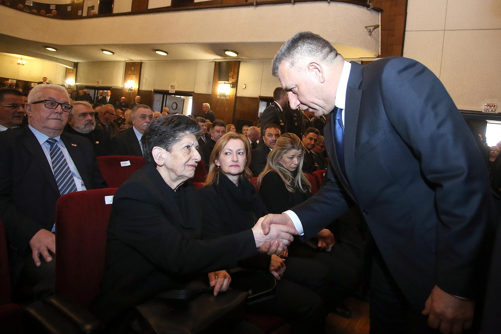 Osim pokojnikove obitelji, okupio se i veliki broj državnih dužnosnika, prijatelja i suboraca, a stigao je i general Ante Gotovina.