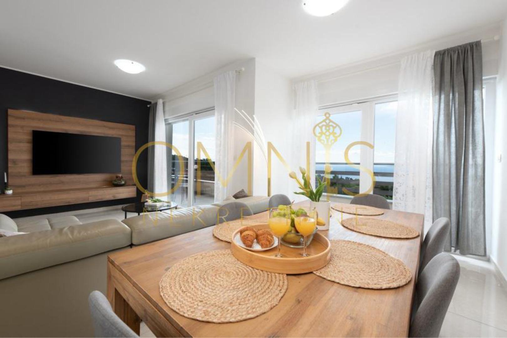 Stan nudi tri spavaće sobe i tri kupaonice, a dodatni prostor u potkrovlju od 25 m² moguće je prenamijeniti prema potrebama novih vlasnika.

