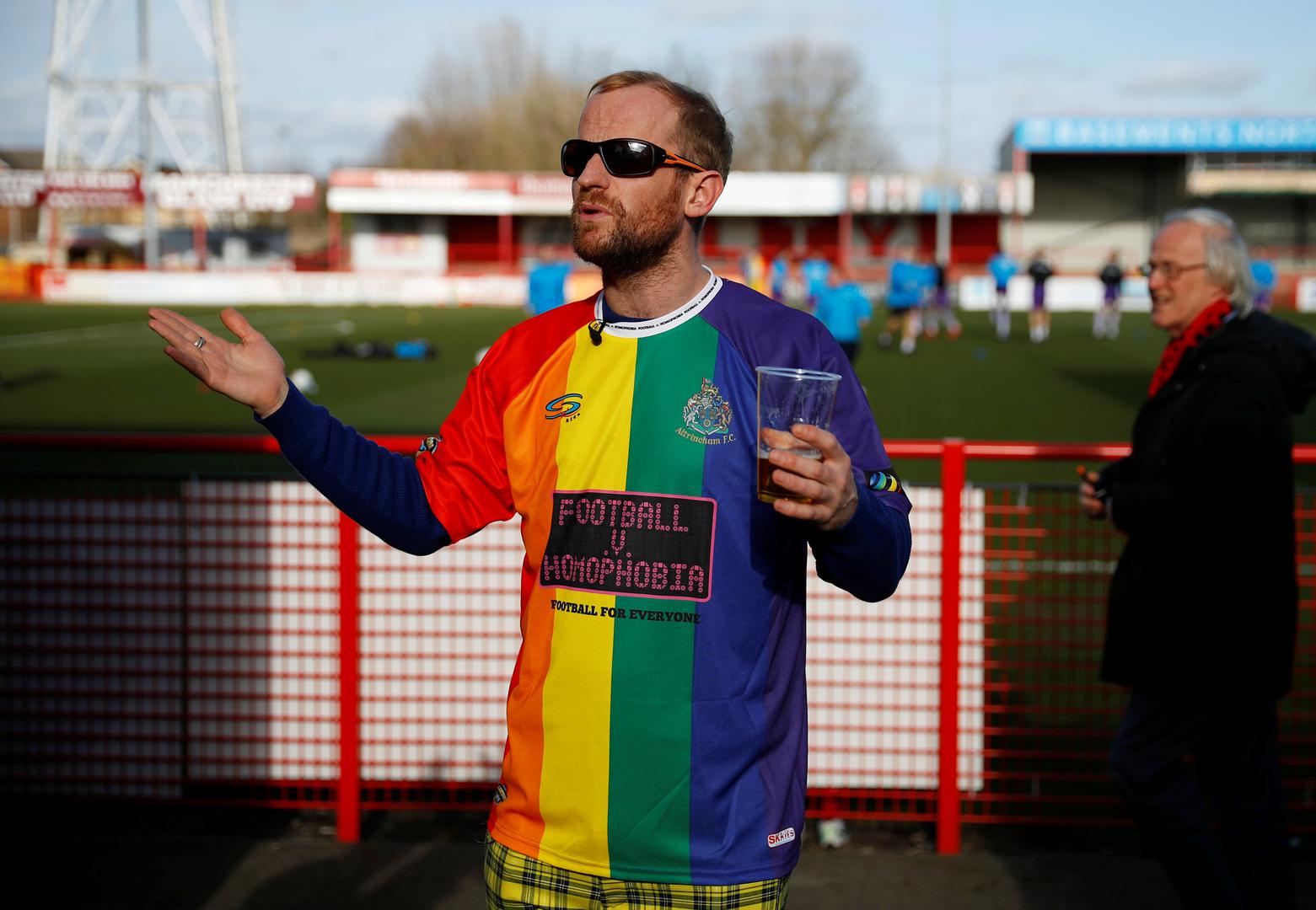 Dresovi će sada na aukciju, a sva zarada od prodaje ide LGBT zajednici u Engleskoj. 

