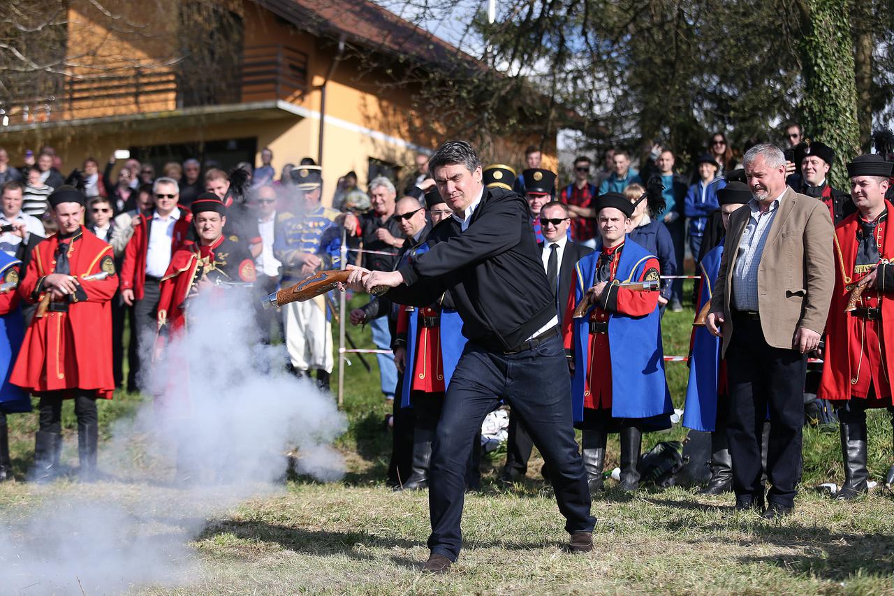 12.04.2015., Pregrada, Bregi Kostelski - Premijer Zoran Milanovic posjetio je manifestaciju Kostelska uskrsna pistola odrzanu povodom Dana Pregrade koja se tradicionalno odrzava na Bijelu nedjelju u Bregima Kostelskim.  Photo: Petar Glebov/PIXSELL