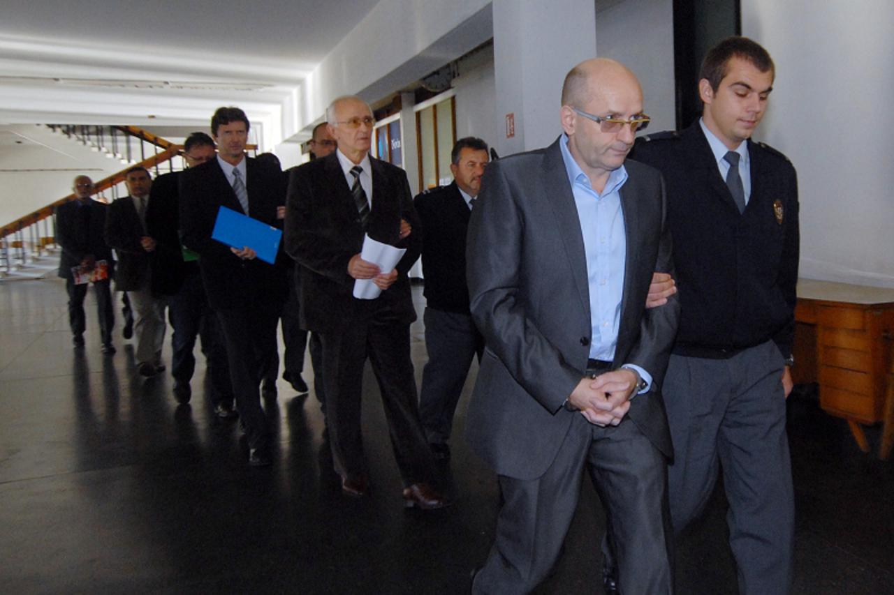 '05.11.2010. Zupanijski sud, Varazdin, Pocelo je sudjenje sedmorici ginekologa protiv koji je opcinsko drzavno odvjetnistvo podnijelo otuzni prijedlog u policijskoj akciji Ordinacija. Varazdinske lije