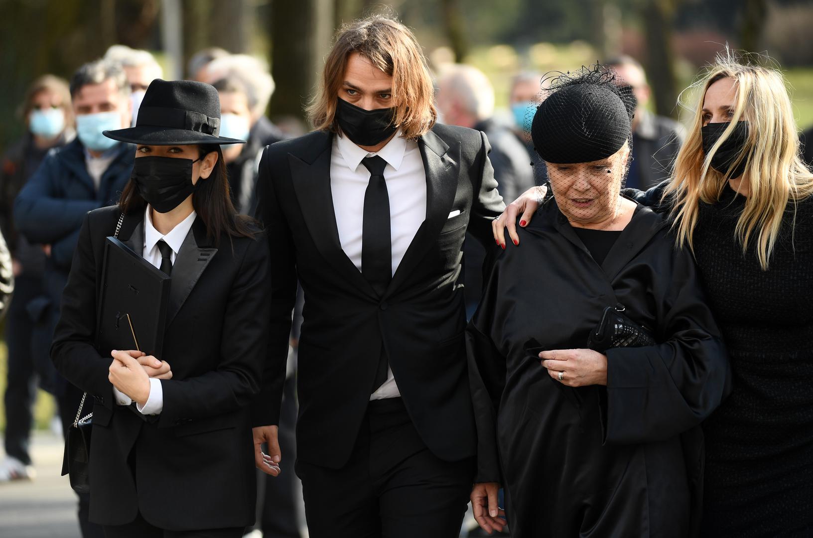 Legendarni nogometaš i trener Zlatko Cico Kranjčar pokopan je danas na zagrebačkom Mirogoju, a počast su mu došli dati brojni prijatelji i poštovatelji. Uz Cicinu obitelj, suprugu Elviru, kći Lanu i sina Niku bila je i Nikina djevojka Zrinka Cvitešić. Glumica se nije odvajala od svog dugogodišnjeg dečka, te mu je tako pružila utjehu u najtežim životnim trenucima. 