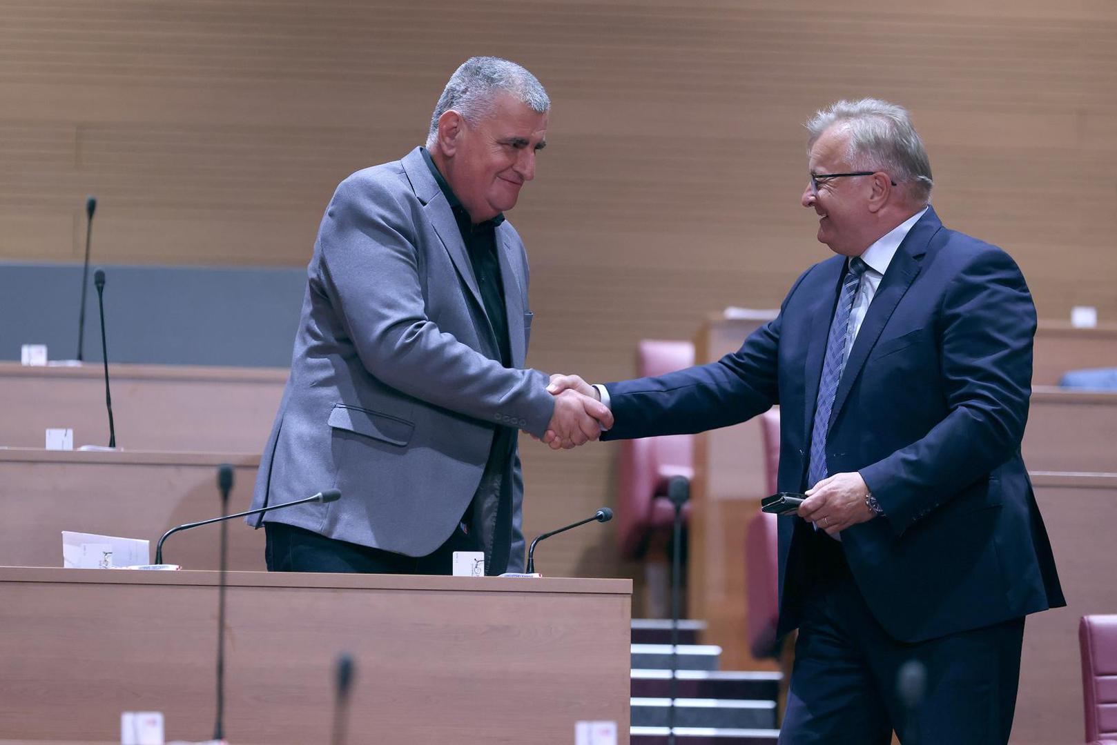 Bulju su čestitali jer je postao djed. Podsjetimo, on je krajem travnja objavio da je dobio unučicu Magdalenu.

