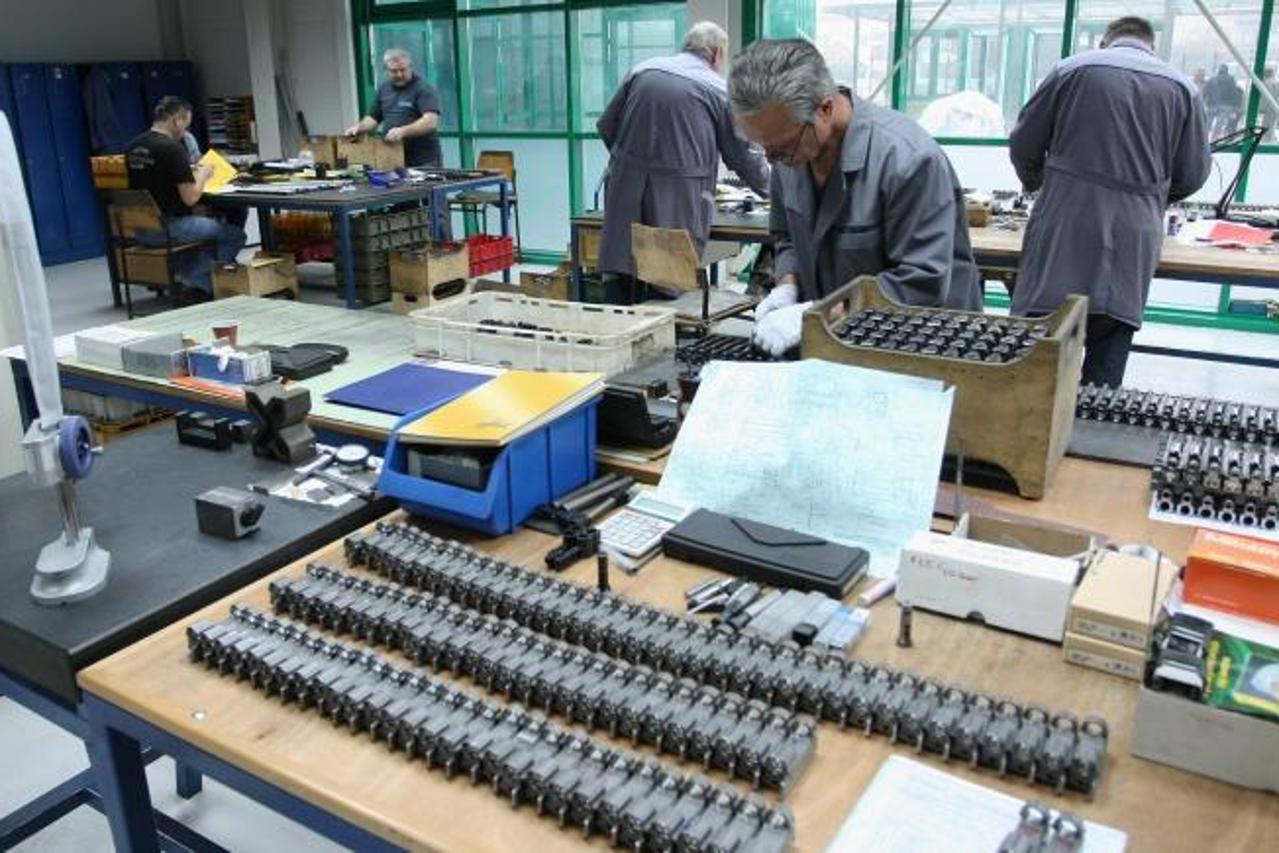 'SPECIJAL OBZOR, 01.12.2011., Karlovac -  HS Produkt d.o.o. je hrvatska tvrtka za proizvodnju vatrenog oruzja. Poznata je po proizvodnji polu-automatskog pistolja HS 2000 i jurisne puske VHS koji se u