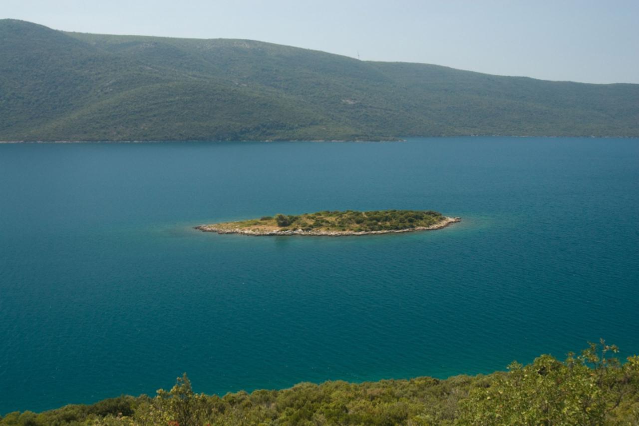 'bih...neum...10.08.2012...veliki skoj u peljeskomkanalu izmedju poluotoka peljesaci poluotok klek kod neuma...bh zastava na otoku foto:zoran grizelj vecernji list'