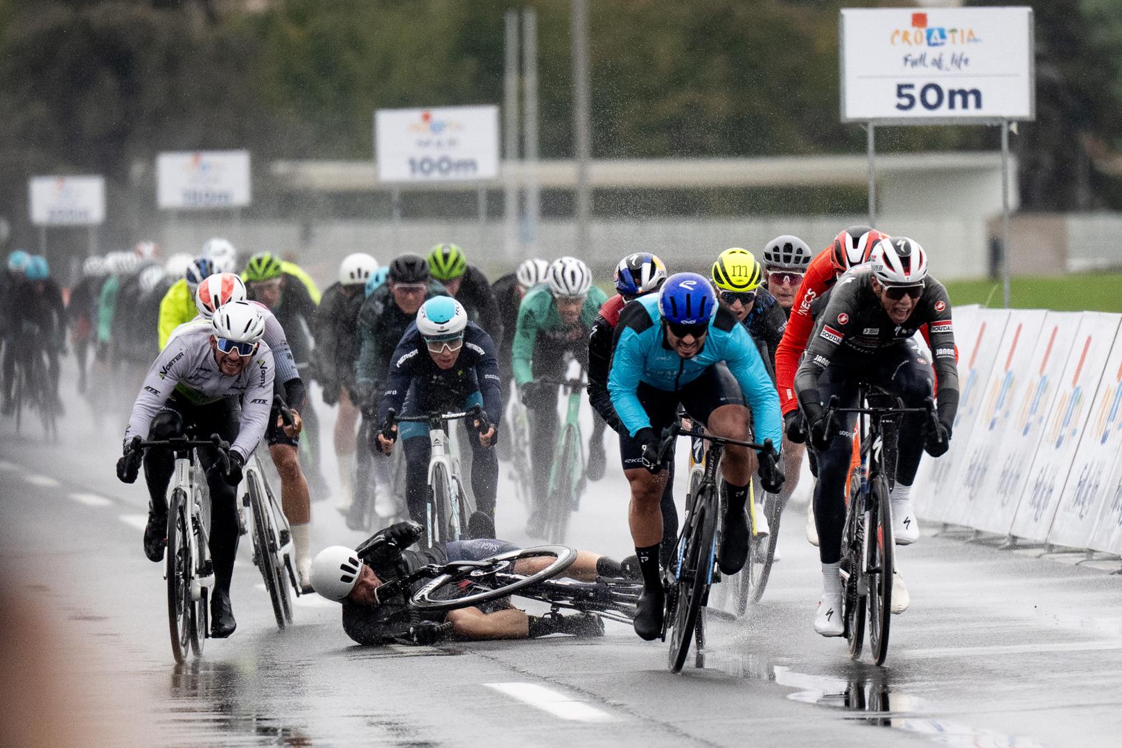 Biciklistička utrka Cro race 2025 - pad Marcelija Bogusławskog iz tima ATT Investment Poland na kraju etape Samobor - Zagreb