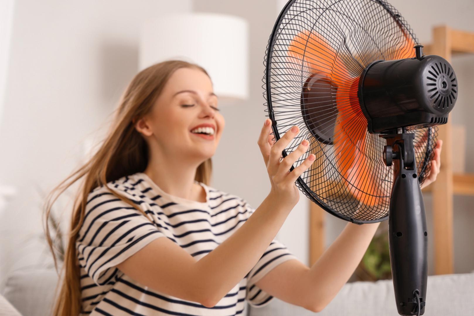 Koristite ventilator pametno: Ventilator ne hladi zrak kao klima, ali može pomoći da se tijelo osjeća ugodnije jer potiče isparavanje znoja s kože. Još bolji učinak može se postići ako se ispred ventilatora stavi posuda s hladnom vodom ili ledom, ali tako da voda ne može doći u dodir s uređajem. Važno je ne usmjeravati ventilator stalno izravno u lice ili tijelo, osobito tijekom spavanja.