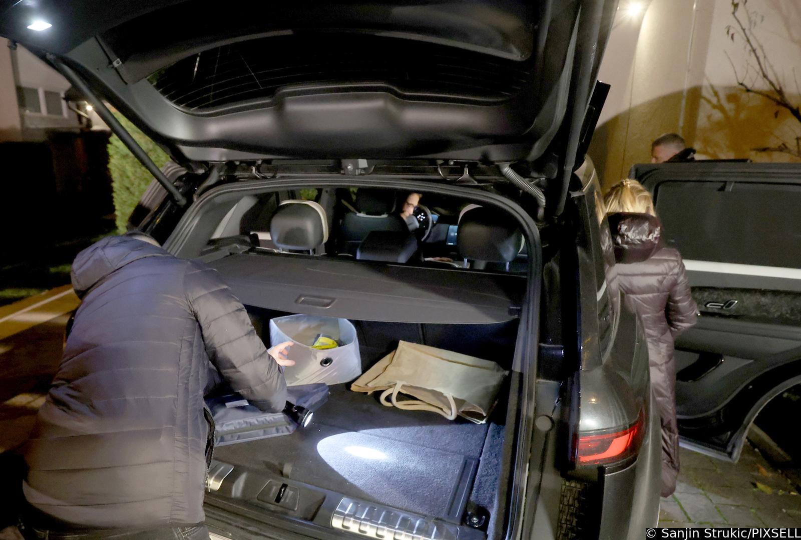 Inspektori su nakon pretrage Mikulićeve kuće detaljno pretražili i njegov automobil koji je parkiran ispred.