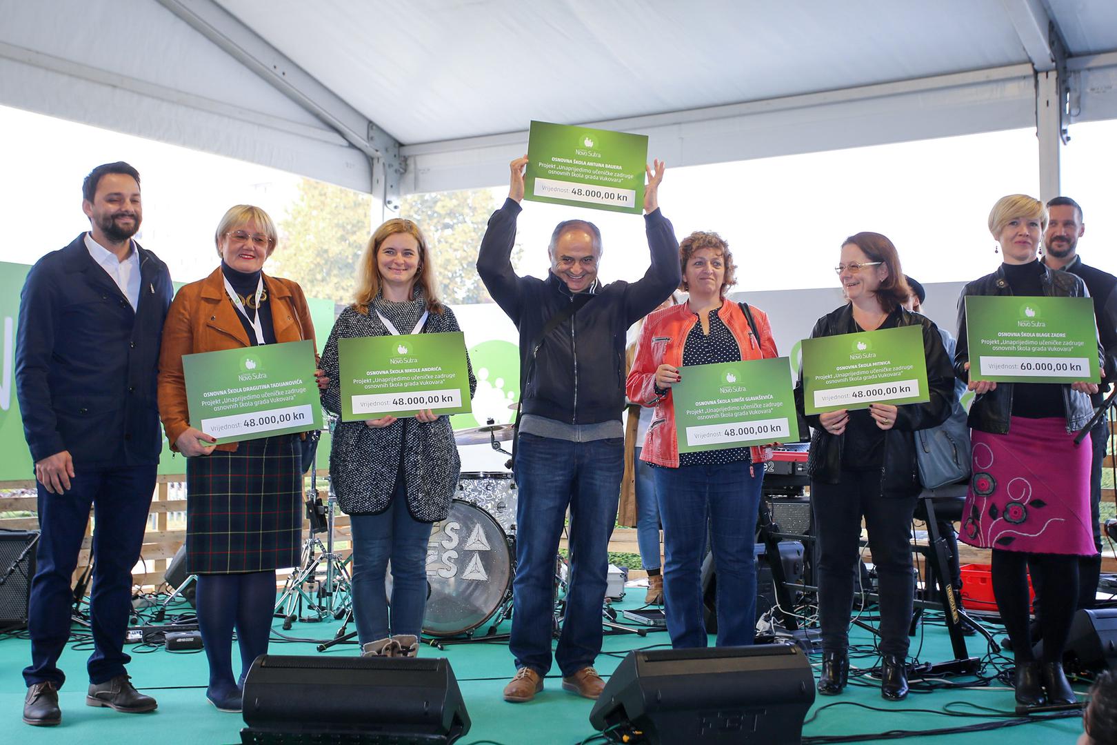 Stipendisti Zaklade s njenim osnivačem Pavom Vujnovcem