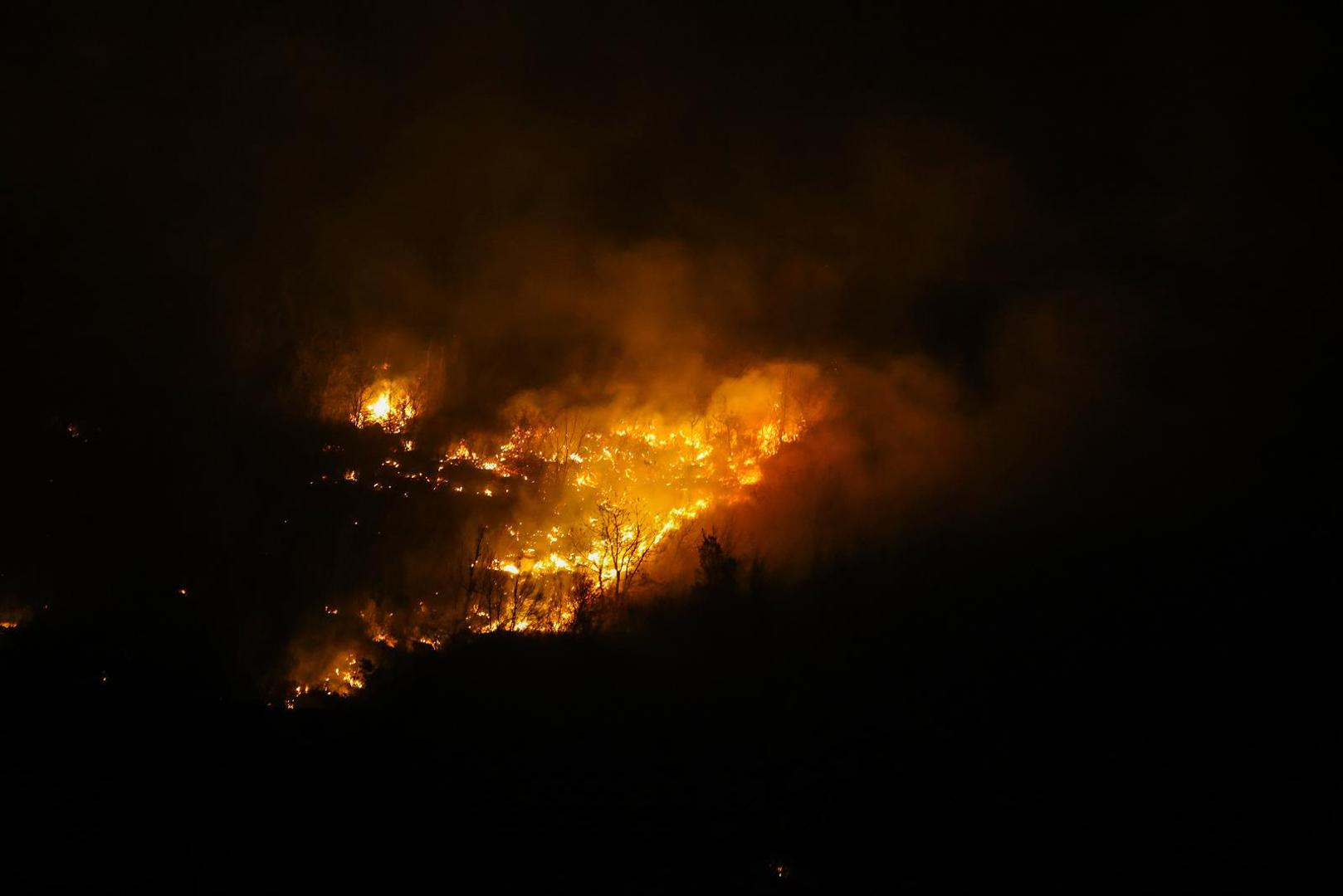 05.02.2025., Susnjevica- Danas oko 15 sati izbio je požar podno Učke, na području Kožljaka, točnije Jasenovika. Gori trava i nisko raslinje, a tamošnje kuće nisu ugrožene. Na terenu je 50 vatrogasaca s 15 vozila.  Photo: Srecko Niketic/PIXSELL