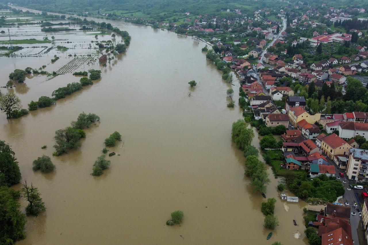 Pogled iz zraka na rijeku Unu kod Hrvatske Kostajnice 