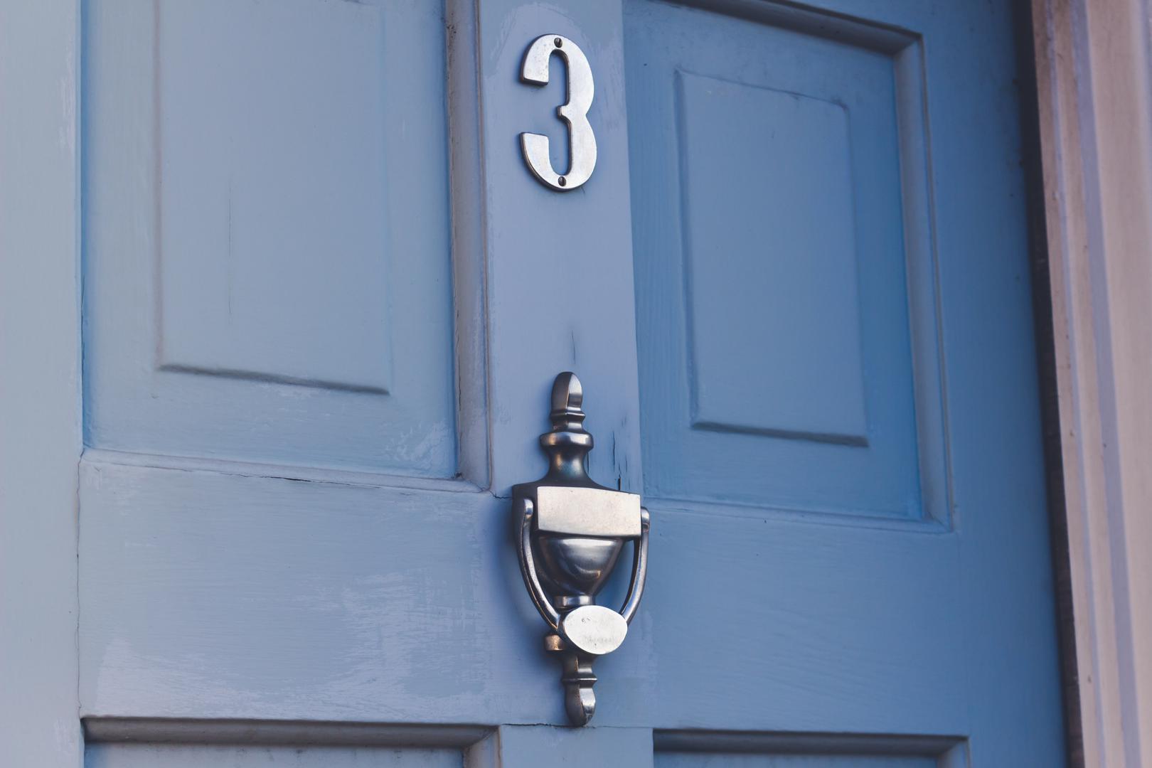 Kućni broj 3 – Vrtlog kreativnosti: Trica unosi dinamiku, spontanost i iskru stvaranja. U ovom domu misli se pretaču u boje, riječi i zvukove. Ništa nije statično – sve vibrira idejama. Ovo je dom u kojem se priče rađaju i prije nego što su ispričane.