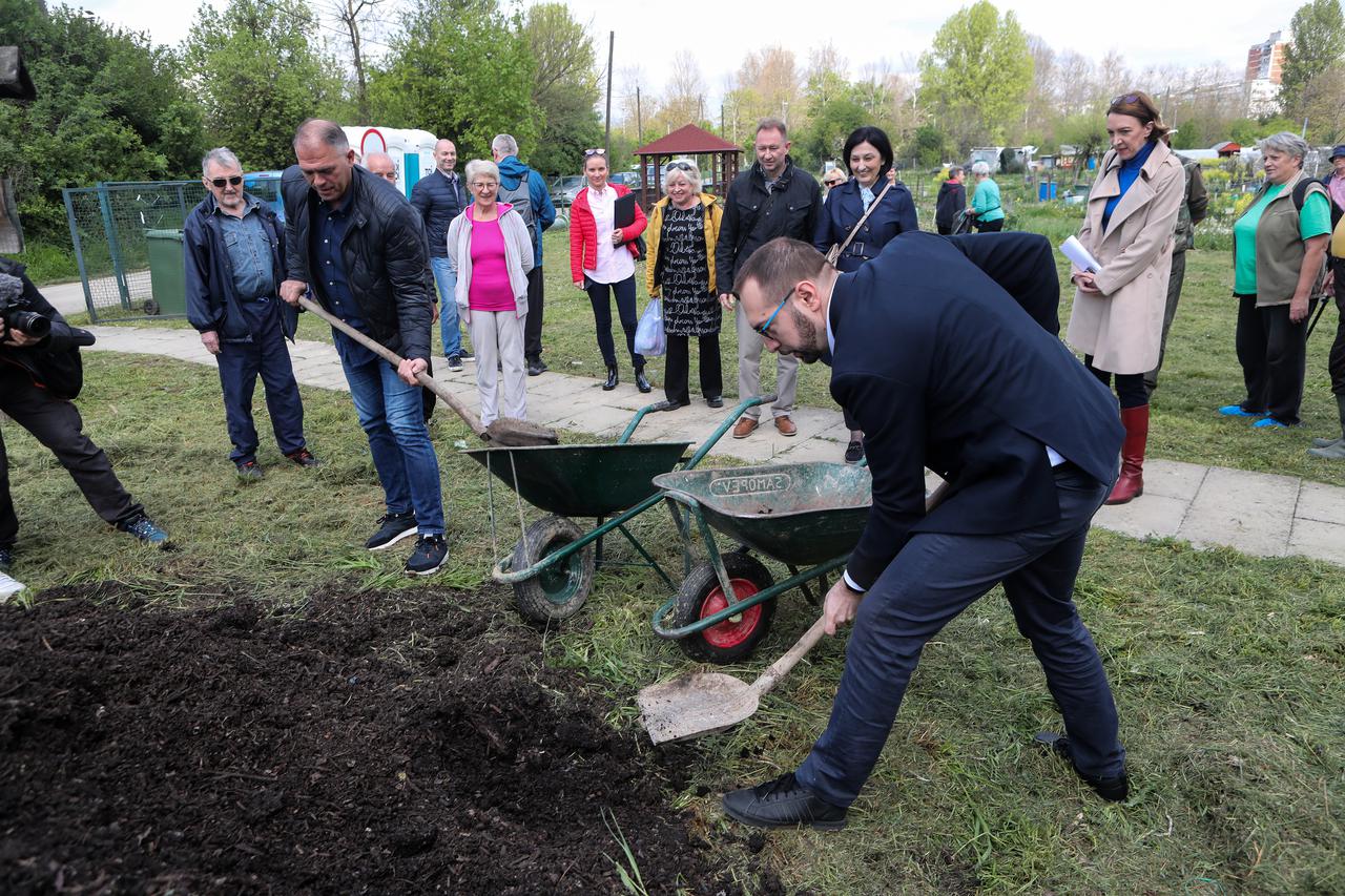 Zagreb: Tomislav Tomašević sudjelovao u podjeli besplatnog komposta korisnicima gradskih vrtova u Sopotu