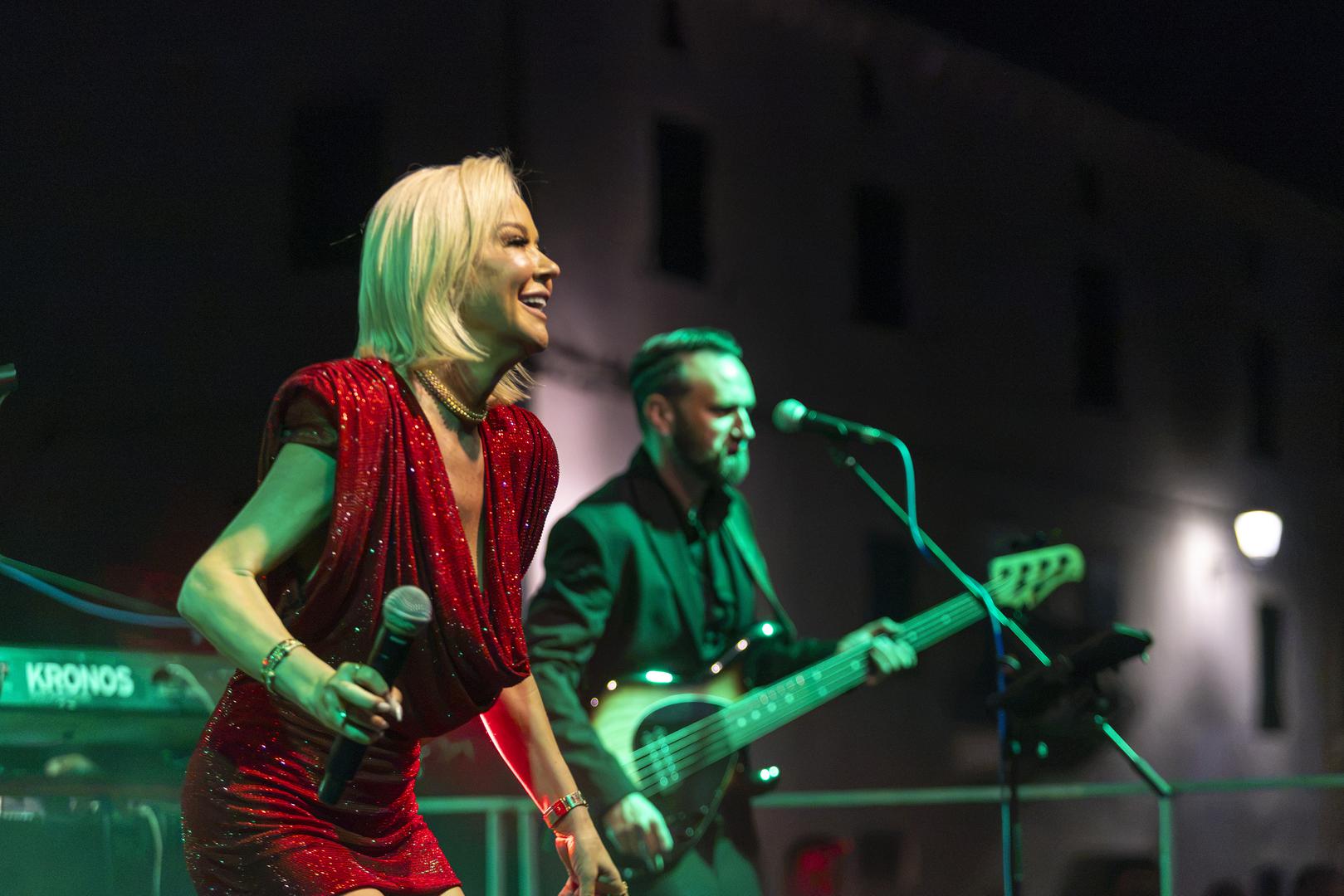 Prošli tjedan je publici predstavila svoju novu pjesmu, duet s Natalie Balmix. 