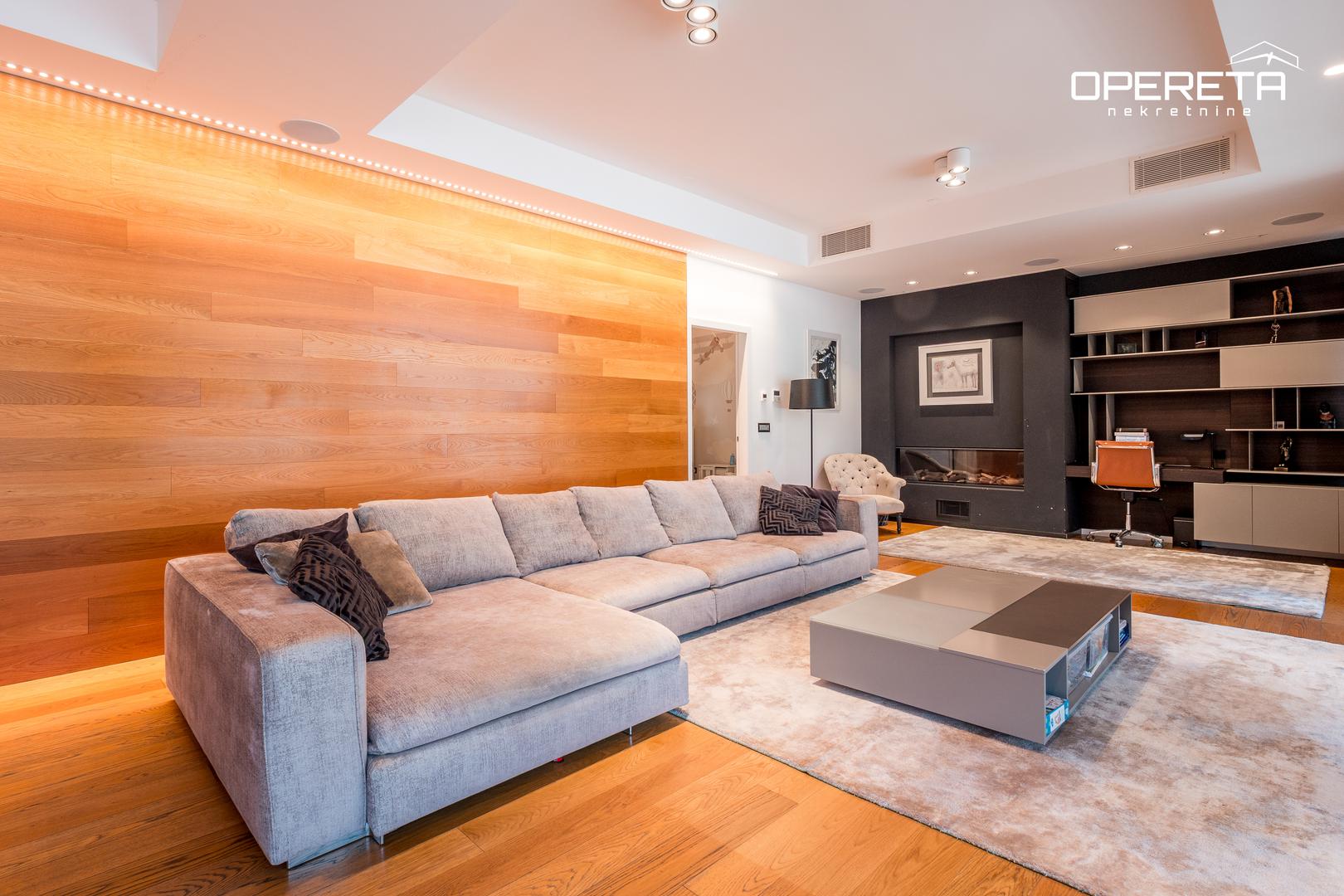 U samom centru Zagreba, u Medvedgradskoj ulici, na prodaju je ekskluzivan trosoban penthouse površine 171 četvorni metar, koji spaja vrhunsku opremu, moderan dizajn i potpunu privatnost.

