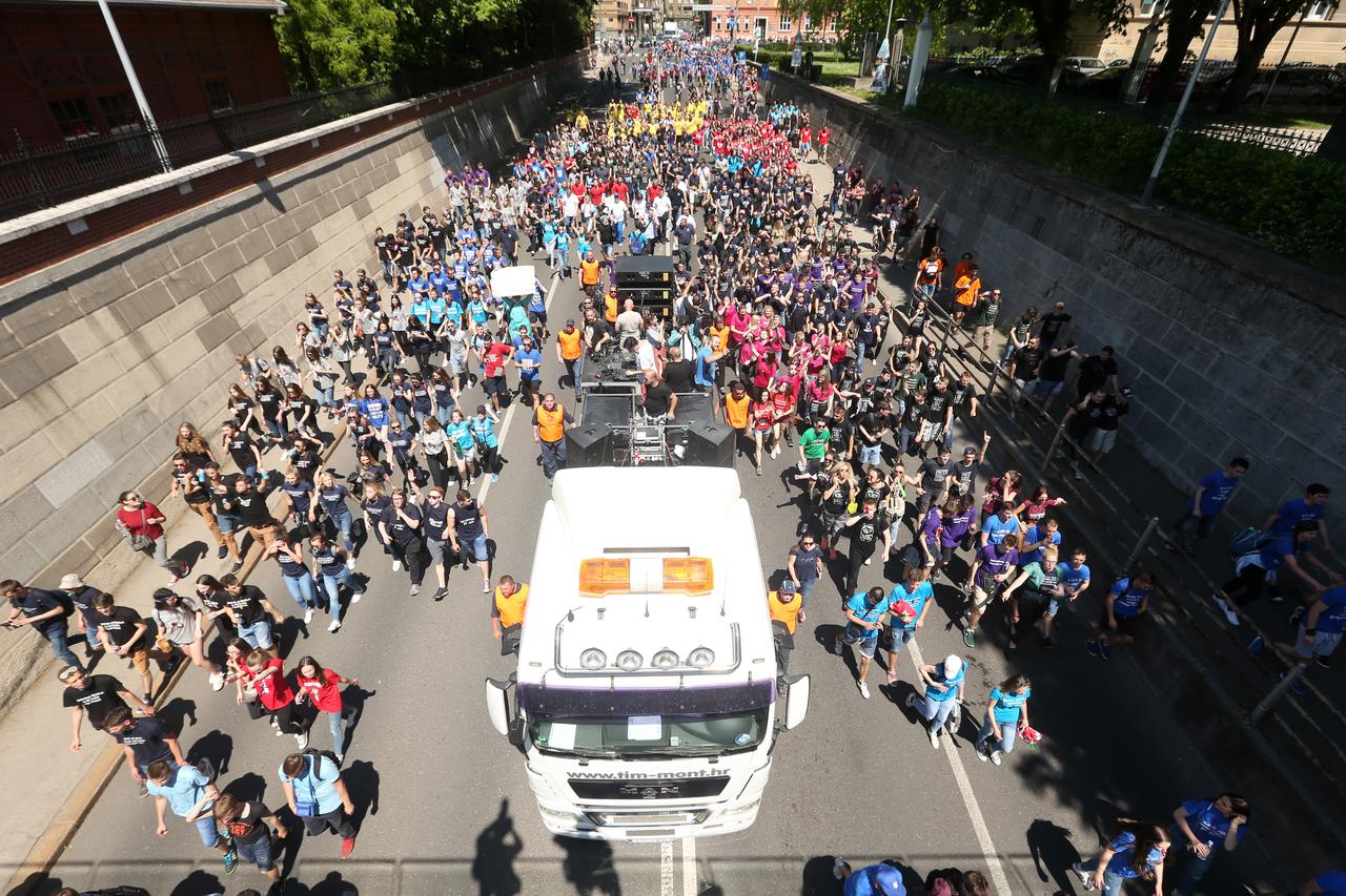 Zagreb: Maturanti formirali povorku i krenuli prema Bundeku