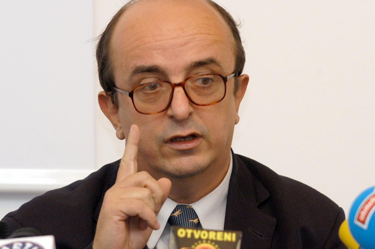 'unutrasnja, 22.10.2004.- zagreb, europski dom, , tele 2, press, borislav skegro - snimio Patrik Macek'