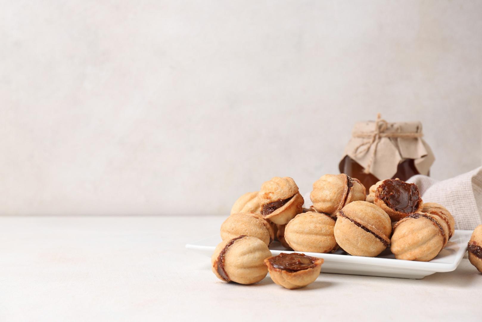 Oraščići: Ovi kolačići peku se u kalupima koji im daju prepoznatljiv oblik i 'retro' štih božićnih pladnjeva. U tijestu su obično orasi, a miris kolača često se pojača rumom, vanilijom ili cimetom. Nakon pečenja mogu se samo posuti šećerom ili djelomično umočiti u čokoladu, pa svatko ima svoju verziju. To je kolačić koji je istovremeno jednostavan i luksuzan