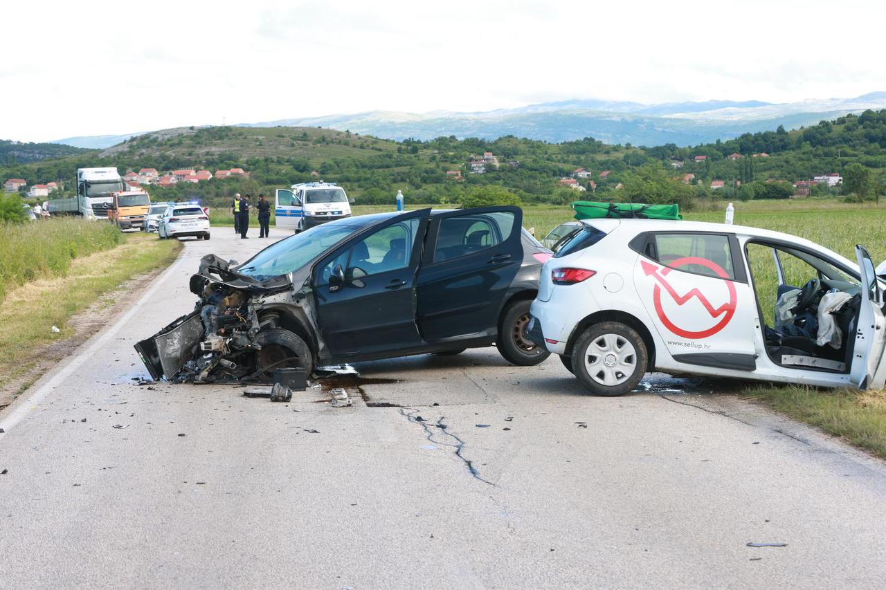 Teška nesreća kod Sinja, u sudaru četiri vozila ozlijeđeno pet osoba