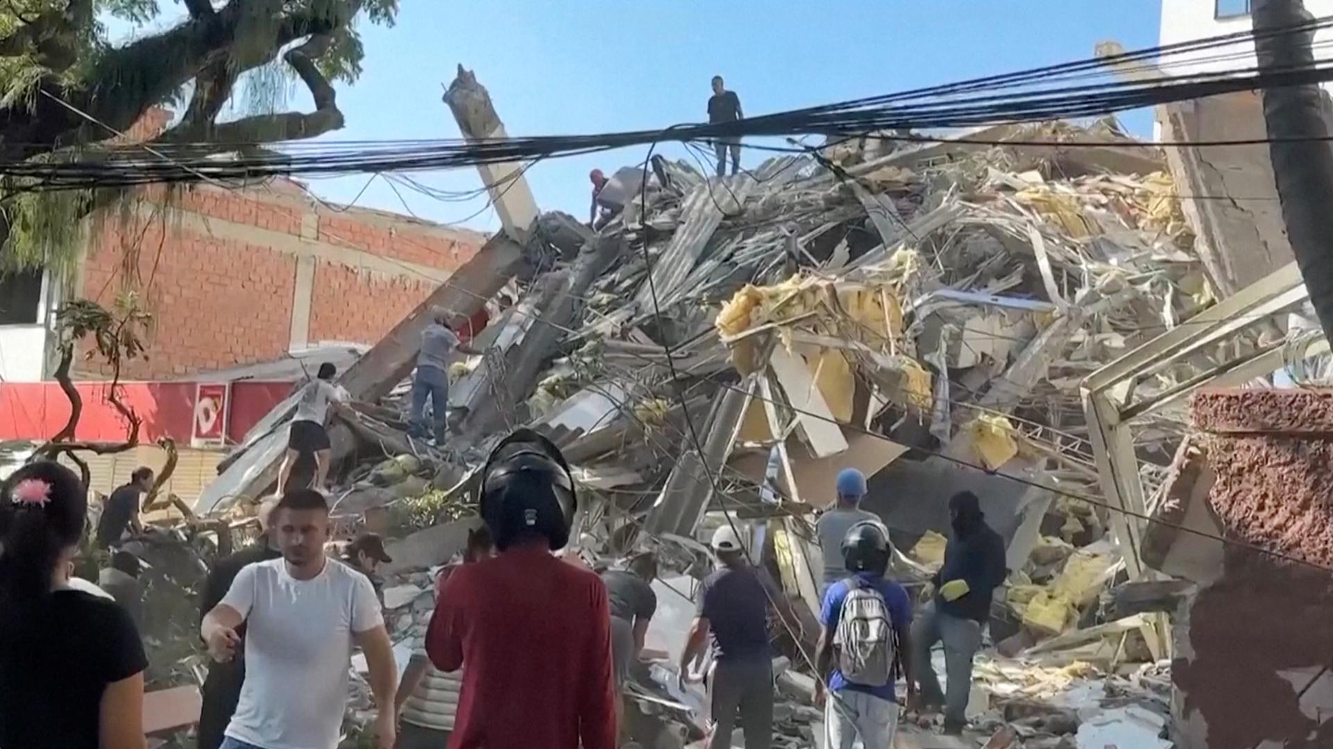 Snažan potres magnitude 7,4 pogodio je u ponedjeljak Kolumbiju, a prema posljednjim informacijama poginulo je više od 100 ljudi.
