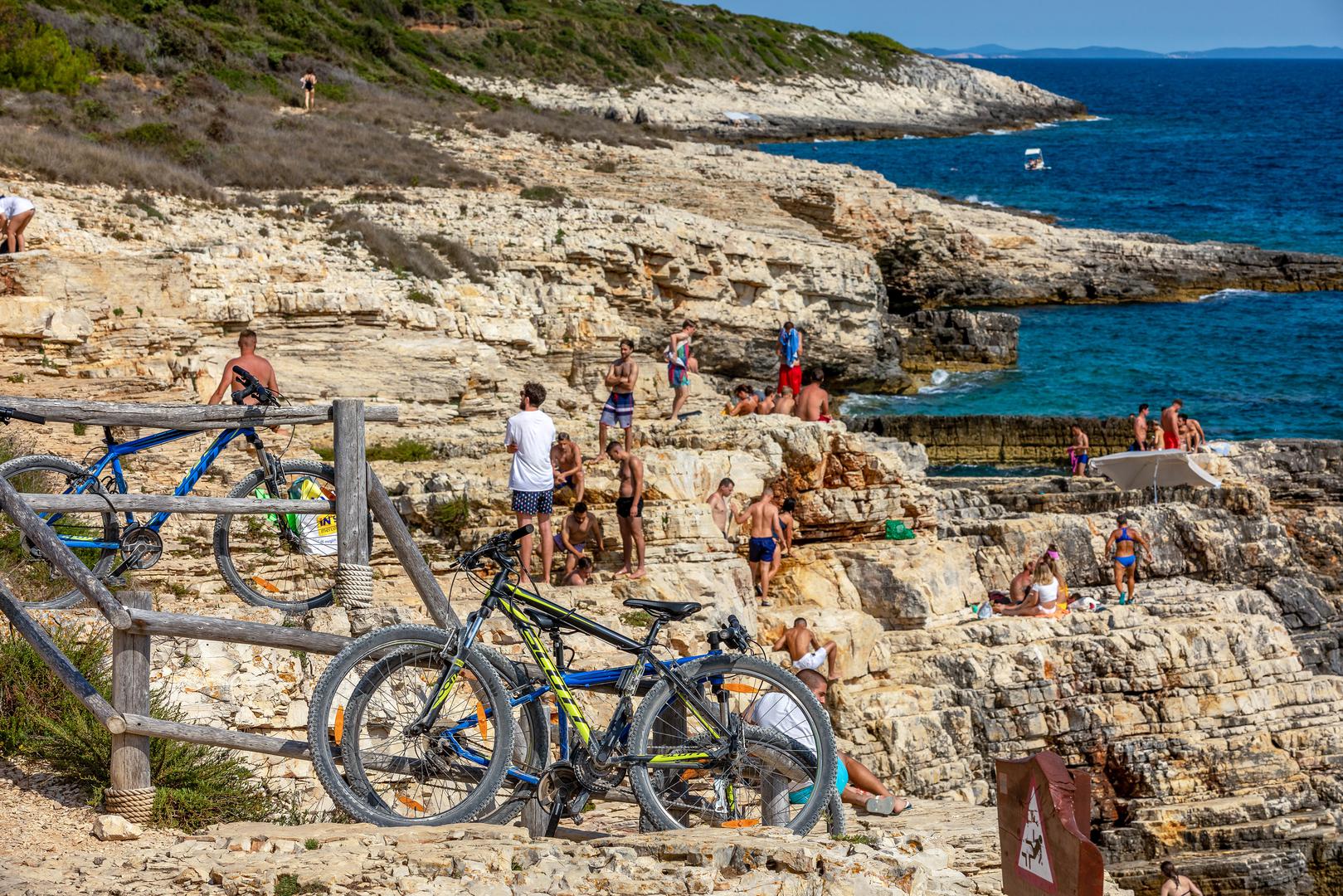 9. Rt Kamenjak, Istra: Obala ovog krševitog i stjenovitog poluotoka na najjužnijem dijelu Istre iscrtana je mirnim zaljevima i uvalama. Njegova zapadna obala idealna je za plivanje i ronjenje, dok je prozračna istočna strana mjesto gdje se okupljaju surferi. Kad dođe vrijeme da potražite hladovinu i osvježenje, uputite se u osebujni Safari Beach Bar.