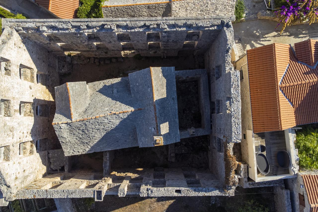 Fotografije iz zraka kuće u kući u Bolu na otoku Braču