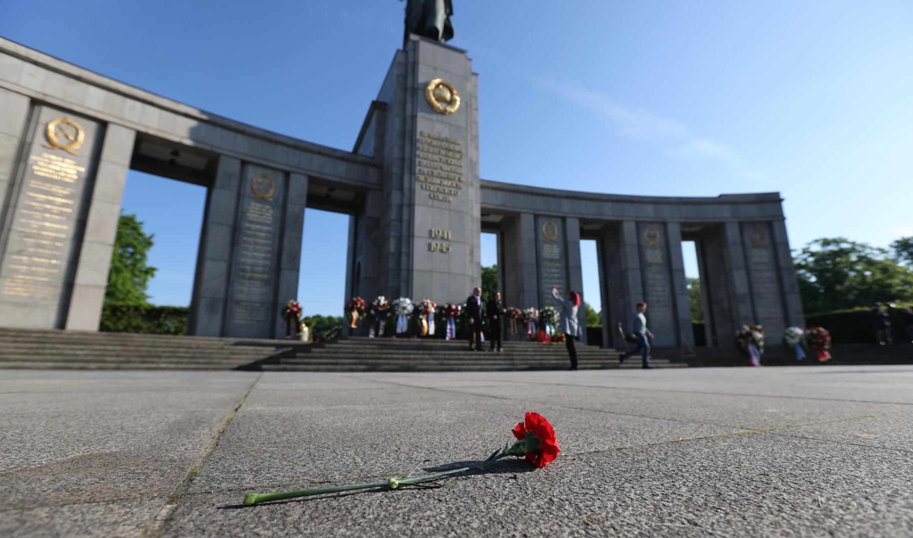 Events commemorating the end of World War Two in Berlin A carnation is placed to mark Victory Day and the 75th anniversary of the end of World War Two at the Soviet War Memorial at Tiergarten Park in Berlin, Germany, May 8, 2020. REUTERS/Fabrizio Bensch FABRIZIO BENSCH