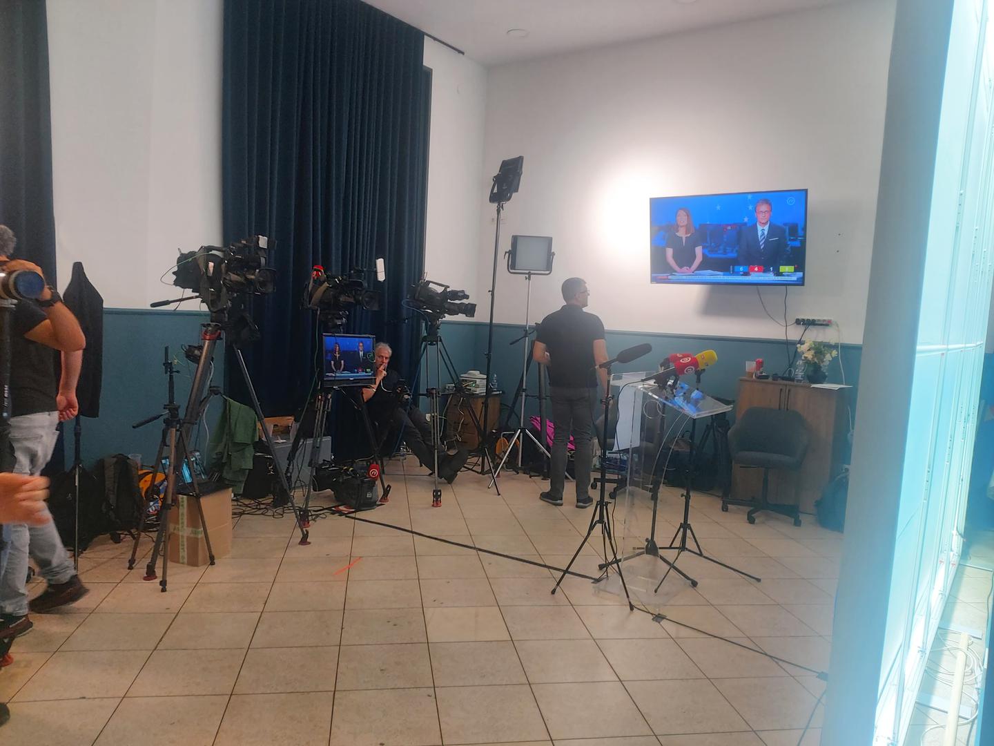 "U Mostu je atmosfera jako mlitava nakon rezultata, tu su još uvijek samo dva političara, Miletić i Troskot. Ipak, nadaju se čudu do kraja večeri i da će im zadnji glasovi koji su prebrojani donijeti taj jedan mandat. Zadovoljni su kampanjom i kad gledaju unazad ne bi ništa mijenjali", opisao je Džindo.

