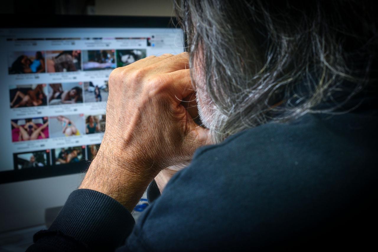 Pedofili na internetu/ilustracija