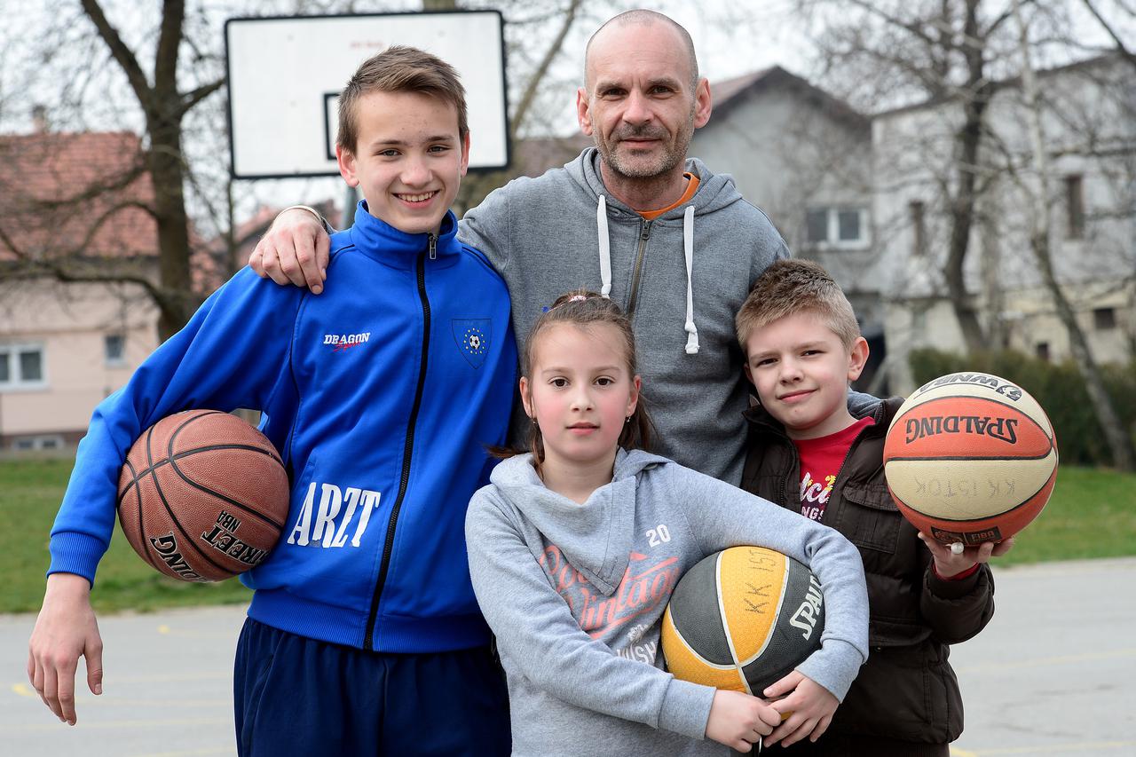 24.3.2015., Zagreb -  Djeca iz zagrebackog naselja Kozari bok organiziraju humanitarni buvljak, kako bi pomogli svom kosarkaskom klubi Istok. Photo: Marko Prpic/PIXSELL
