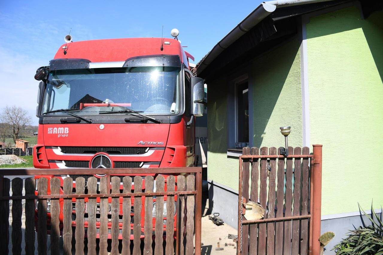 Šemovci: Kamion se sudario s autom pa udario u kuću