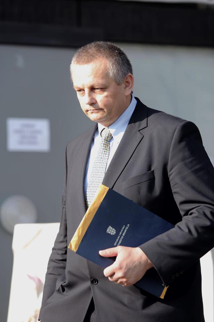 Podsjetimo, tada su mediji objavili kako je kao adresu prebivališta prijavio drvenu baraku u Samoboru, na lokaciji Gradna 85/G. Vlada je zbog toga u dva dana angažirala neovisne pravne stručnjake koji su pregledali dokumentaciju, a ubrzo nakon toga Crnoja je objavio da podnosi ostavku. 