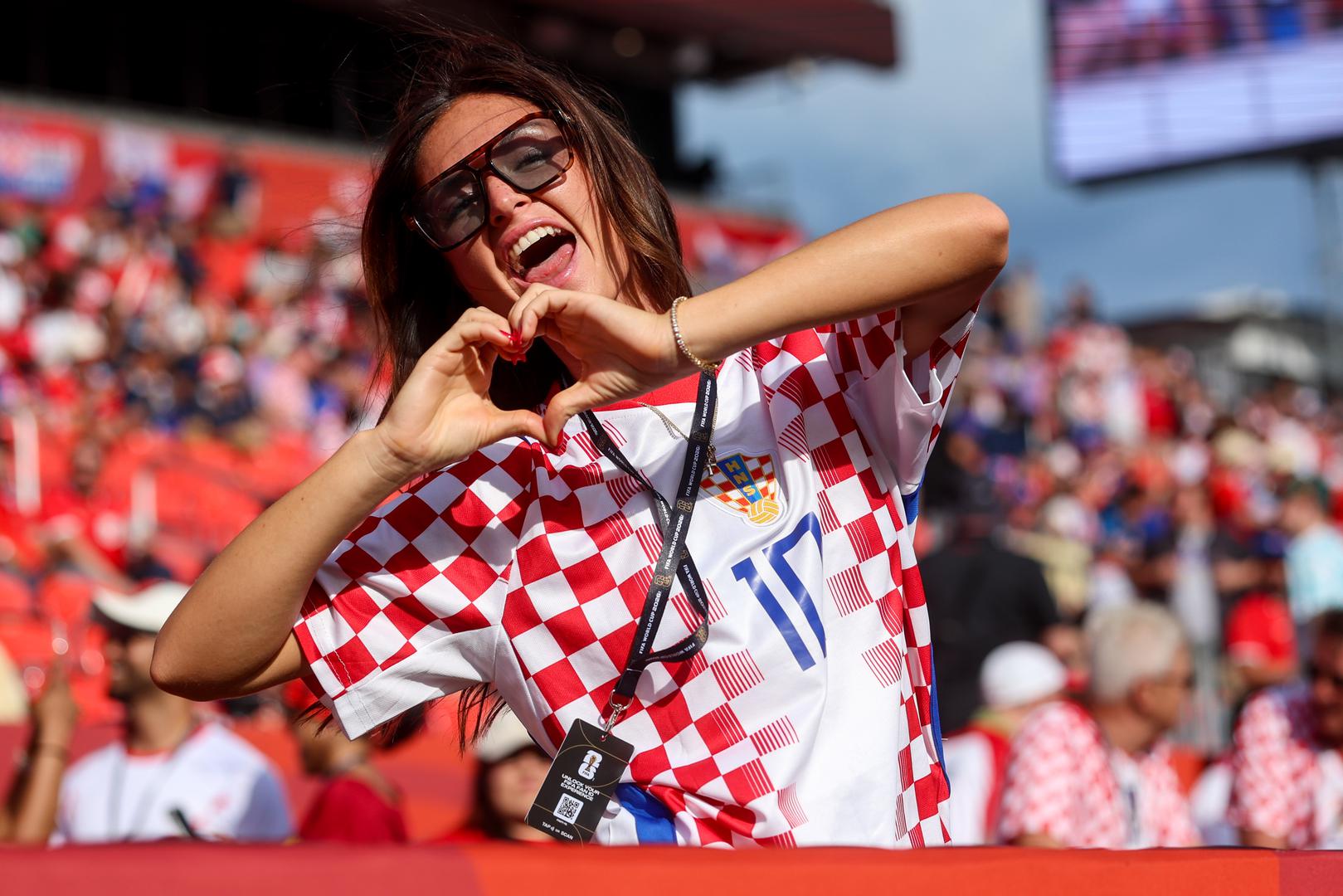 Kreativne modne kombinacije, navijačka šminka i osmijesi unatoč pritisku koji nosi večerašnja utakmica, još su jednom potvrdili ono što već dugo znamo – hrvatske navijačice jedne su od najvjernijih i najatraktivnijih pratiteljica nogometnih reprezentacija na svijetu.