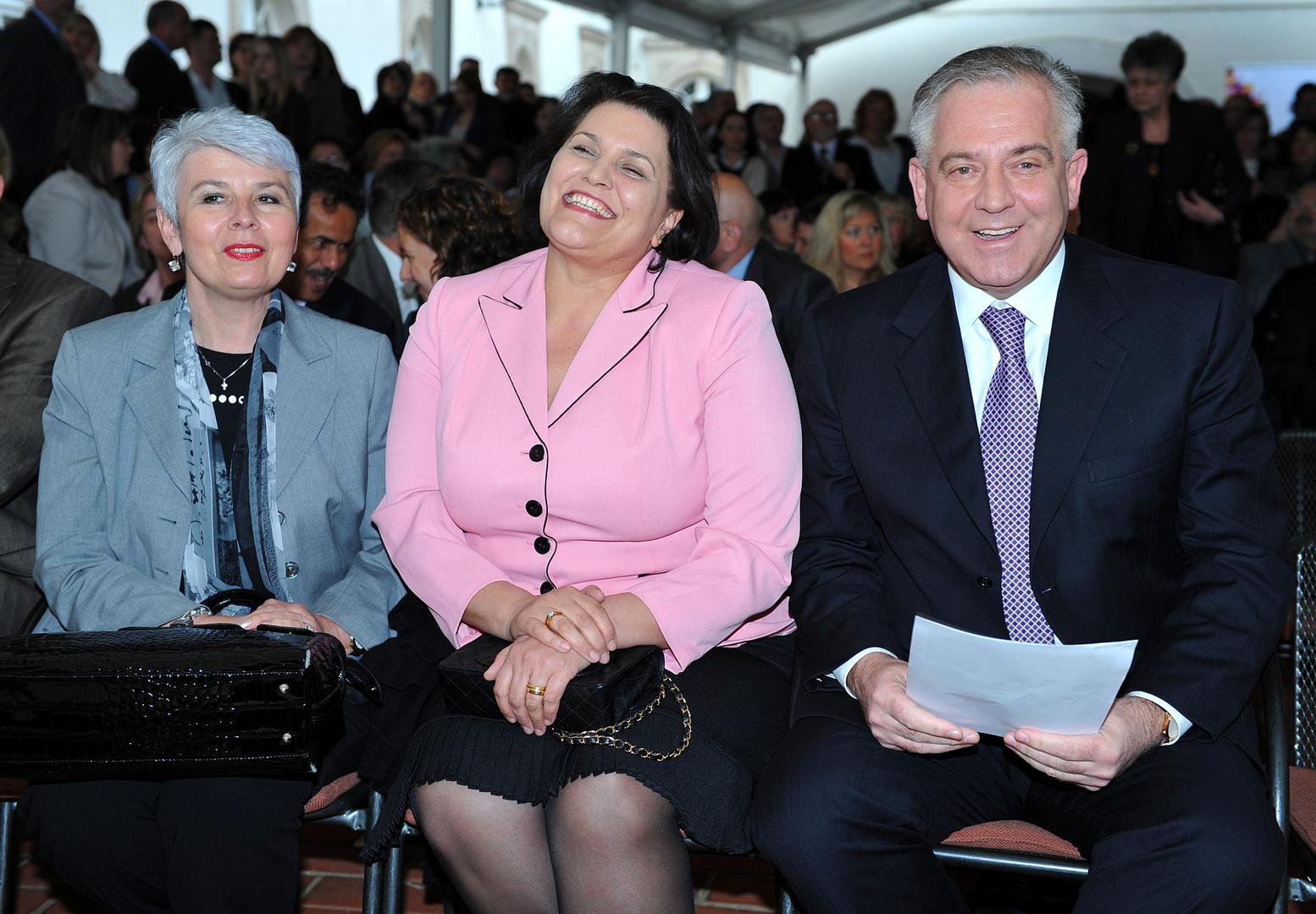 Bivši hrvatski premijer i bivši predsjednik HDZ-a u Lipovici je služio kaznu od 18 godina zatvora, nakon što mu je Županijski sud u Sisku odobrio uvjetno puštanje nakon provedenih više od 10 godina iza rešetaka. Sutkinja Županijskog suda u Sisku Božena Perić objasnila je okolnosti pod kojima je bivši premijer Ivo Sanader izašao na uvjetnu slobodu, navodeći da on ima 15 dijagnoza i 72 godine života.