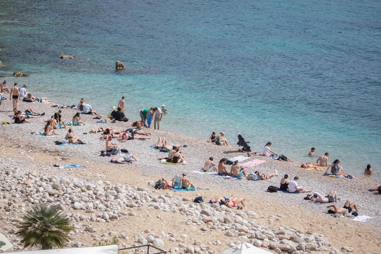 Na Plaži Banje u Dubrovniku kao da je počelo ljeto