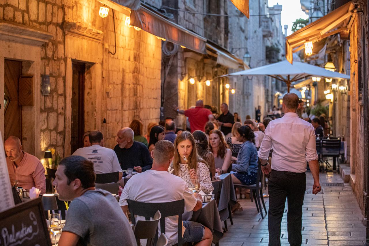 Dubrovnik: Puni restorani i kafići u gradu