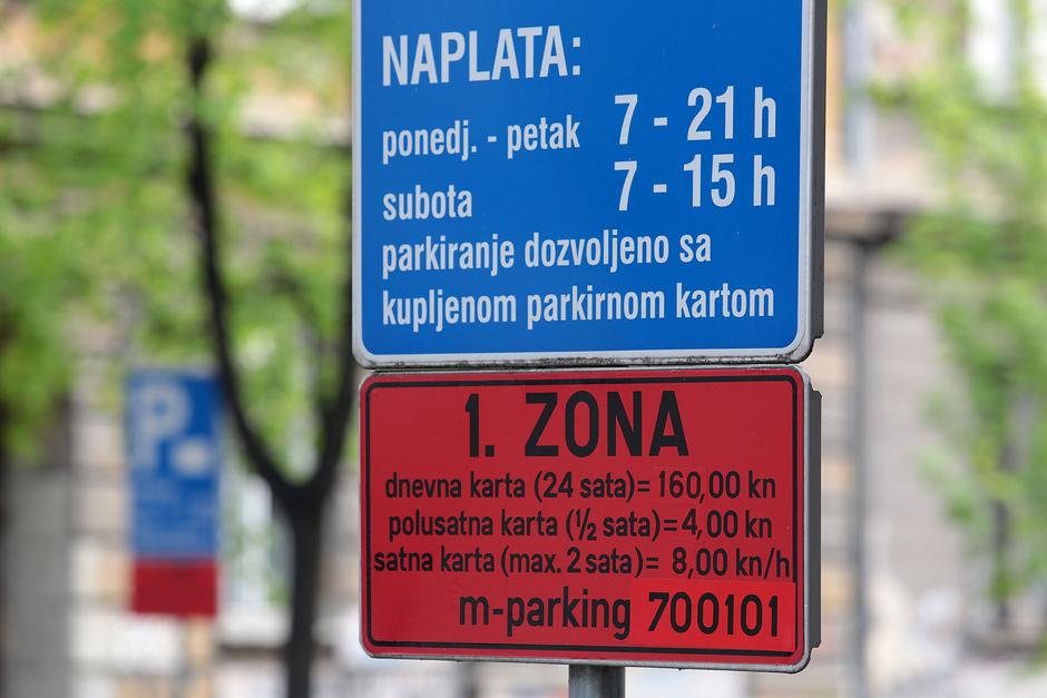 01.04.2014., Zagreb - Od sutra u Zagrebu stupaju na snagu nove nize cijene parkiranja, ali se i prosiruju zone pa dio ulica koje su do sada bile u zutoj zoni prelaze u crvenu. Djalatnike Zagreb parkinga, koji su proteklih dana mijenjali oznake zbog promje