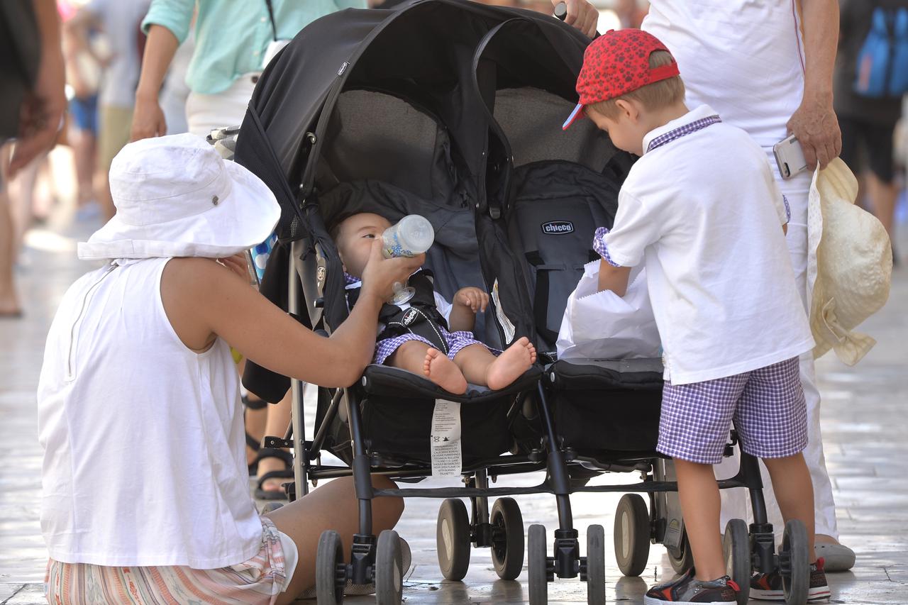 08.08.2015., Dubrovnik - Roditelji s djecom u razgledavanju Starog grada.  