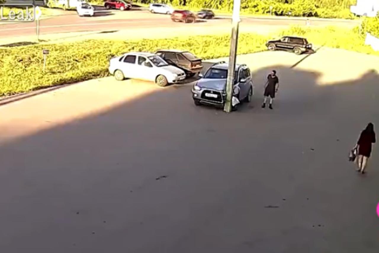 Vozač se zabio u stup