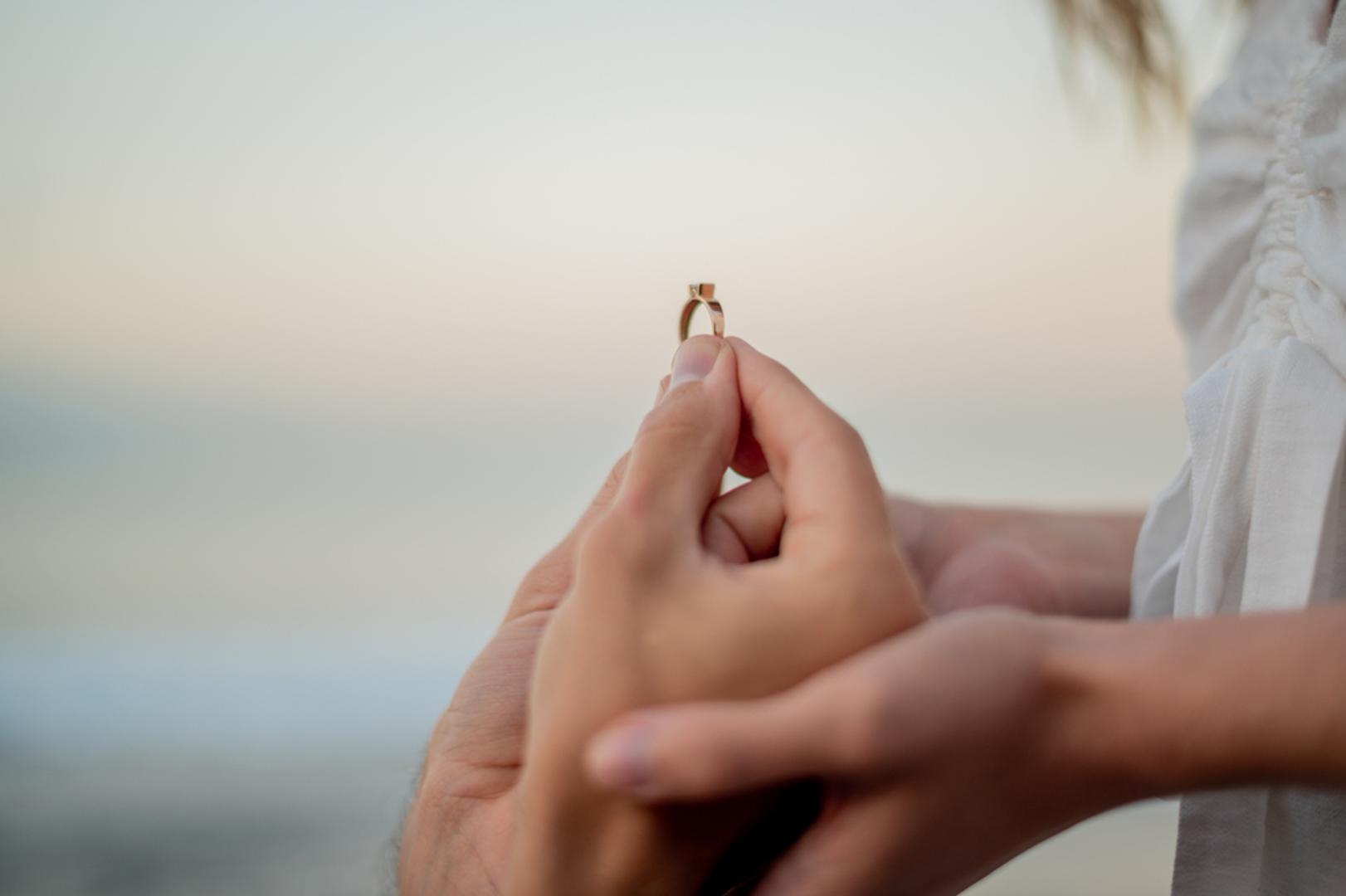 Najsretniji dan za prosidbu - 13. kolovoza: Samo 24 sata nakon pomrčine astrologinja navodi kao najsretniji trenutak za prosidbu. "Sezona Lava je kralj ili kraljica romantičnih gesta, pa ako se osjećate spremni kleknuti, učinite to sada. Energija podržava iskrenu predanost, ne samo privlačnost", objasnila je Jones.