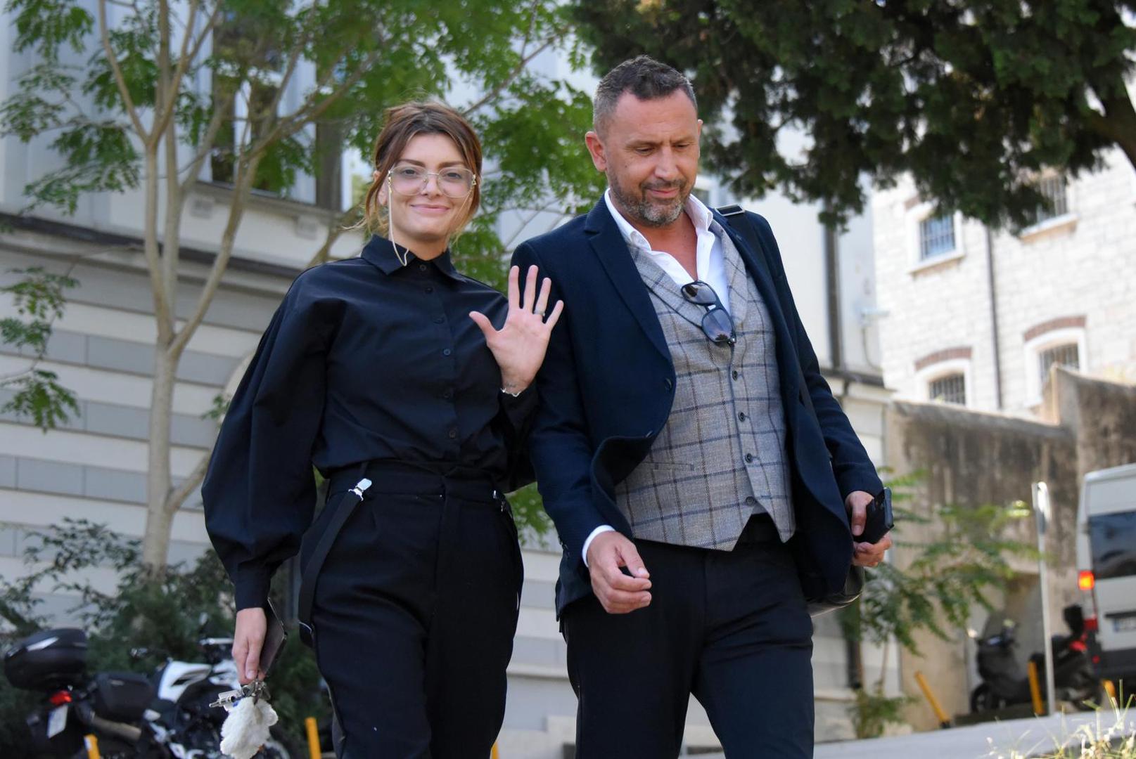 Influencerica Ella Dvornik u društvu odvjetnika Antonija Volarevića danas je došla na novu rundu brakorazvodne parnice s Charlesom Pearceom.

